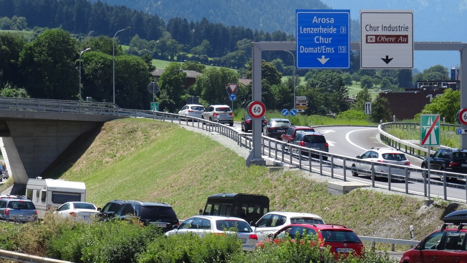 colonna sin l'A13 ed autos che sortan per Cuira