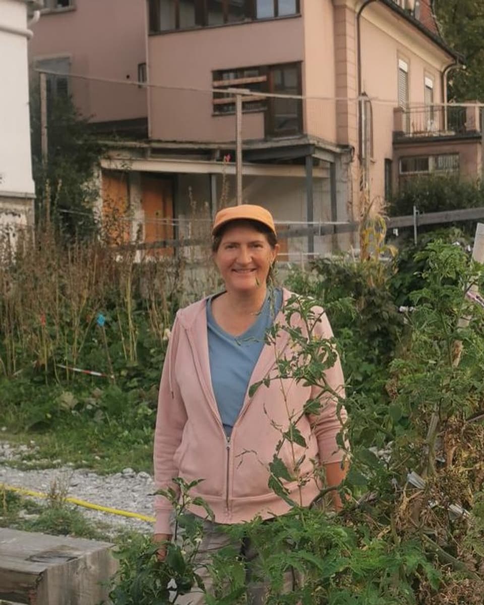 Karin Roth, la manadra dal projekt «HEKS neue Gärten» a Cuira Karin Roth die Leiterin des Projekts im Gemeinschaftsgarten