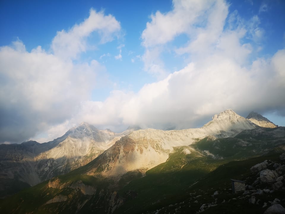 Berge in Morgenwolken