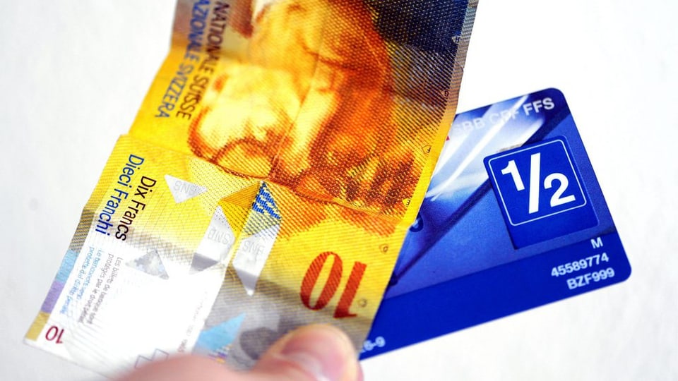 Bancnota da 10 francs ed abunament da mesa taxa da la SBB.