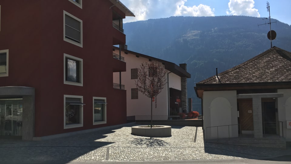 En quest lieu vegnan ils trais bancas e la chista cun cudeschs e termagls.