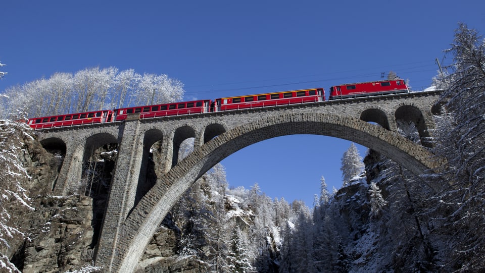 La Viafier retica sil viaduct Val-Tuoi sper Guarda
