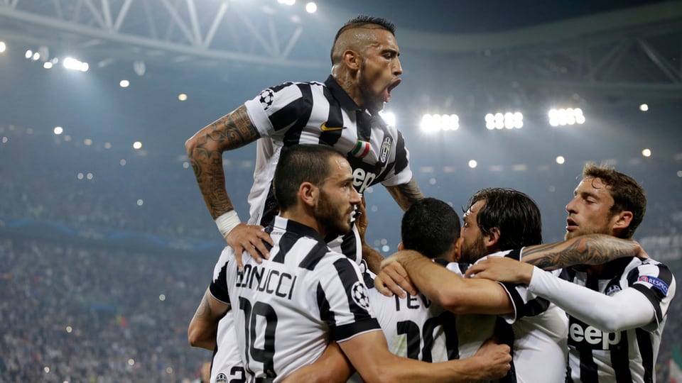 Giugaders da Juventus Turin vid celebrar in gol.