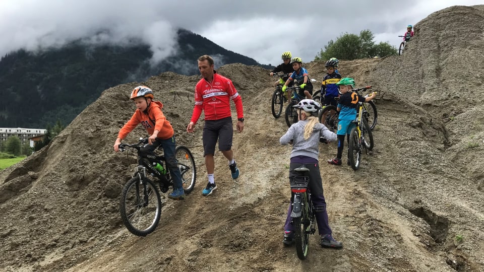 uffants vid trenar dad ir cun mountainbike, Ralph Näf