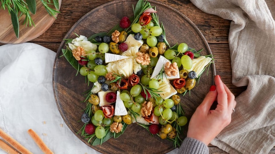 Platta da charn e chaschiel cun tempra da Nadal Rezept für eine Weihnachtsplatte zum Frühstück oder Brunch: Charcuterie Stern