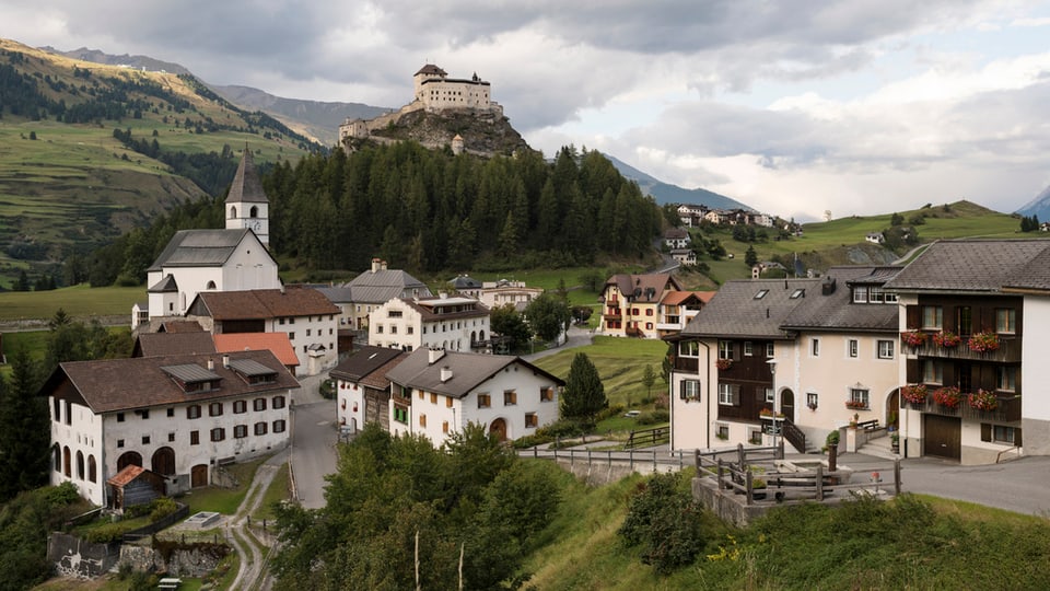 Vista sin il chastè da Tarasp en l’Engiadina Bassa.
