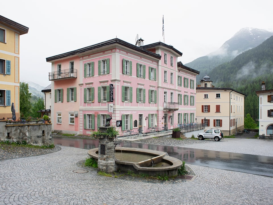 Suenter il fieu da Lavin dal 1869 avevan architects talians refabritgà il vitg cun chasas da tetgs plats. Da lez temp datescha er il Hotel Piz Linard. «Jau m’hai inamurà en l’architectura da quest vitg», di Schmid.