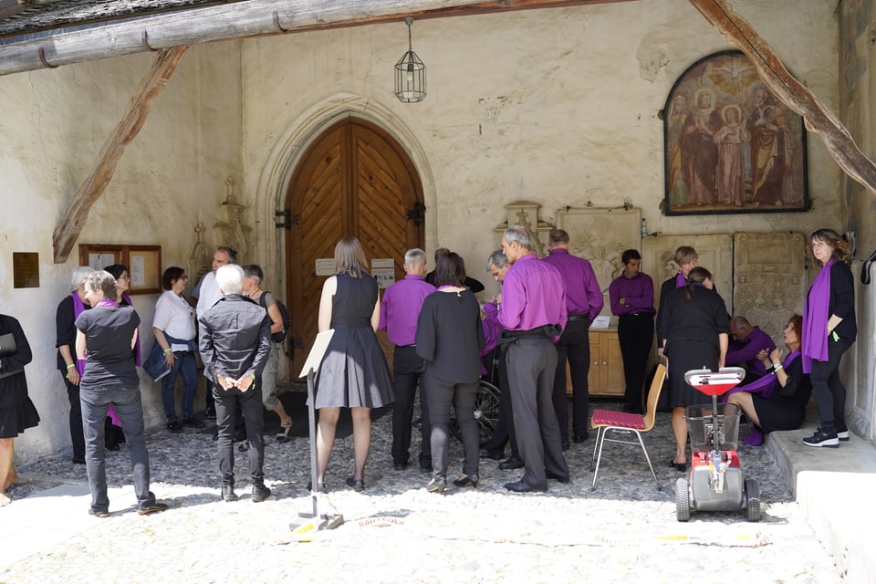 Der nächste Chor wartet bereits vor der Kirche Clostra Son Jon.
