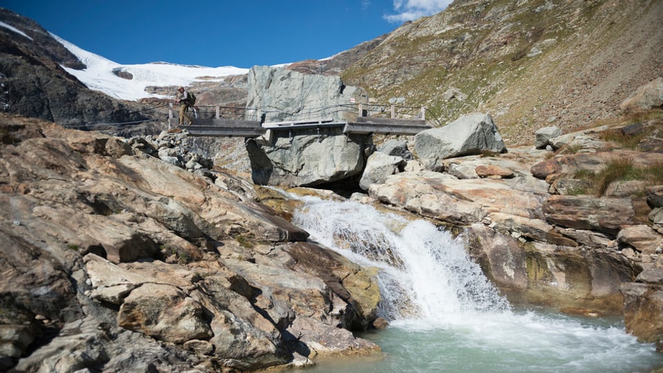 cuntrada en muntogna, in aual cun ina pitschan punt
