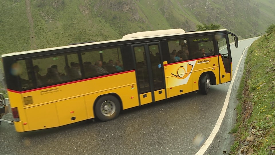 Stortas stretgas: la via dal pass dal Umbrail in auto da posta en ina da las stortas las pli stretgas dal pass dal Umbrail