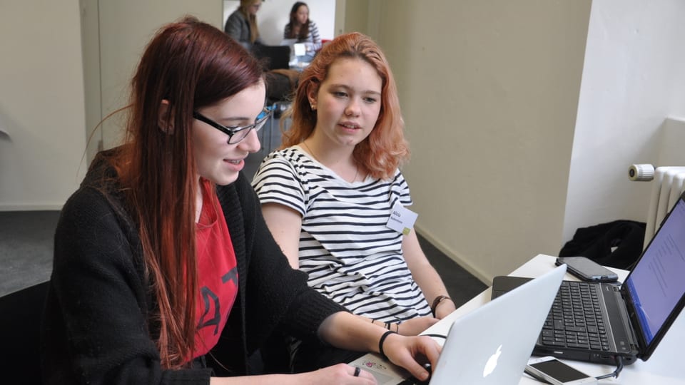 En gruppas da dus han ils giuvens preparà ils poetry slams per il final. Mintgamai dus dad ina autra regiun linguistica.