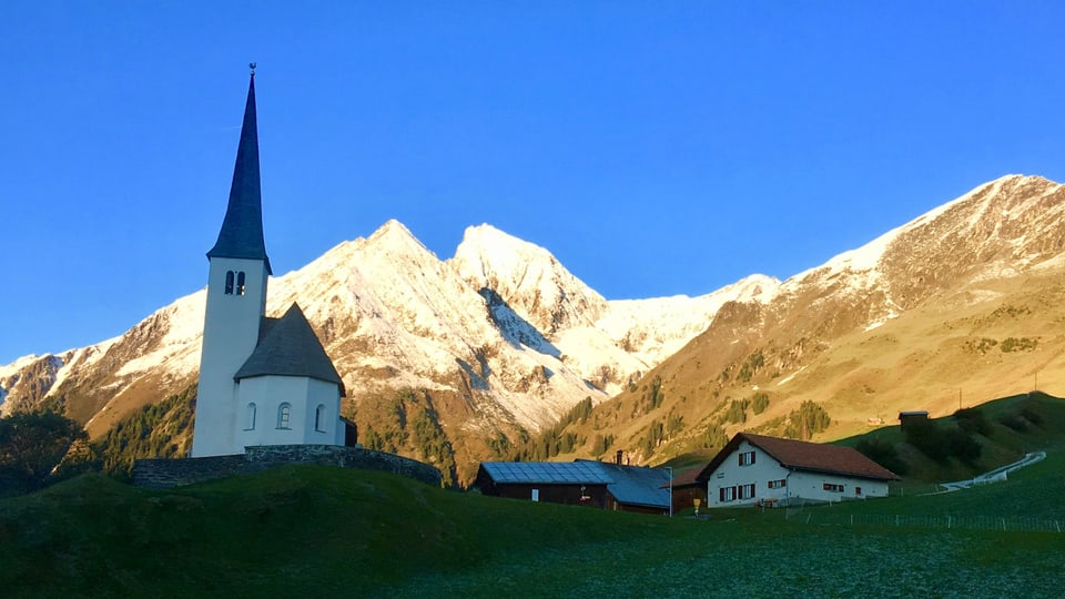 La veglia chascharia sa chatta gist dasper la baselgia da Tenna.