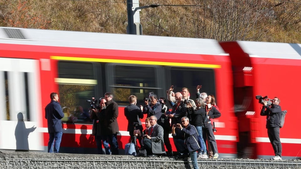 Schurnalists davant il tren