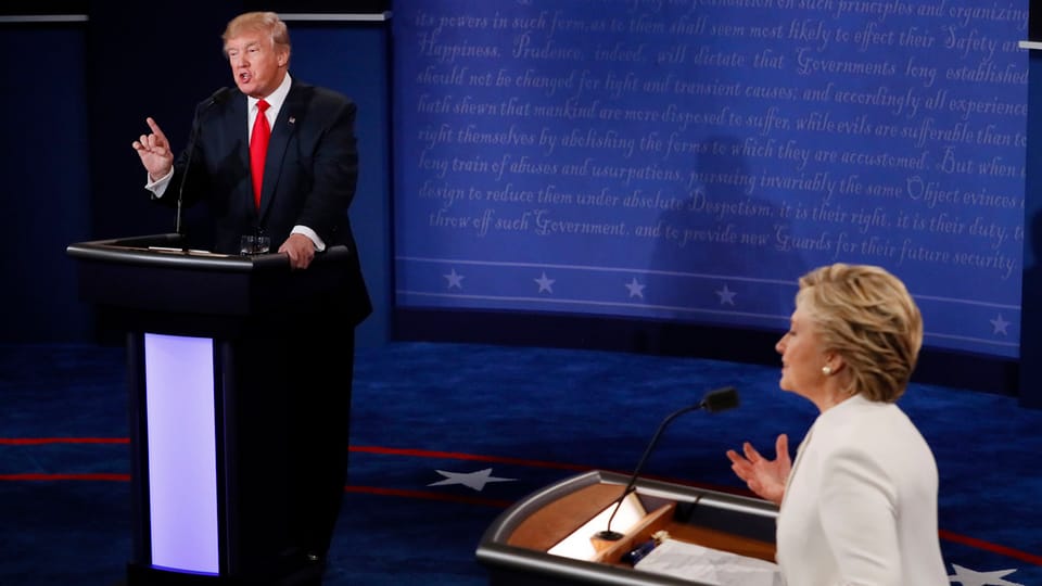 Trump e Clinton durant il duel da televisiun. 