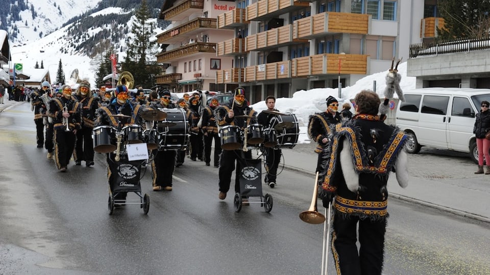 Fasnacht in Graubünden: Guggenmusik, bunte Kostüme und Umzüge