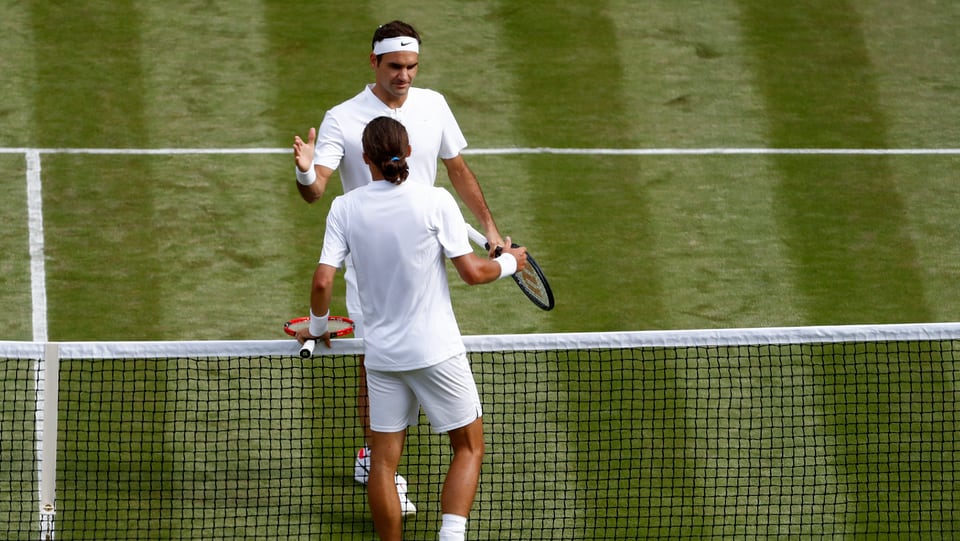 Purtret da Federer e l'Ucranais che dattan il maun suenter la partida. 