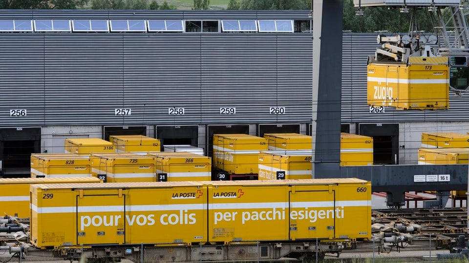 Il center da pacs da la Posta svizra a Daillens.