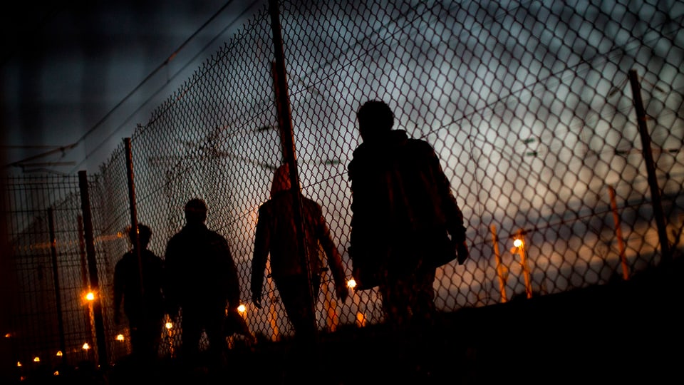 A Calais tschertgan migrants da surmuntar saivs per arrivar la Gronda Britannia.