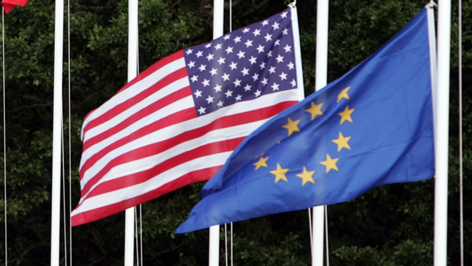 Las bandieras da l'UE e dals Stadis Unids. 