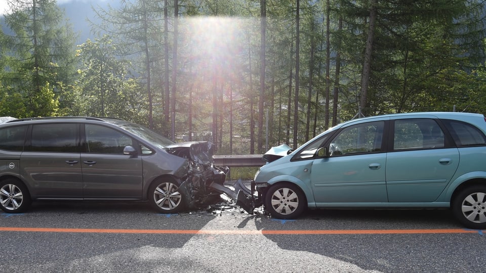 Dus autos ch'èn collidads frontal.