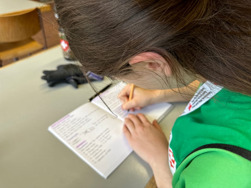 Teilnehmerin macht fleissig Notizen zur Sanitätsausbildung.