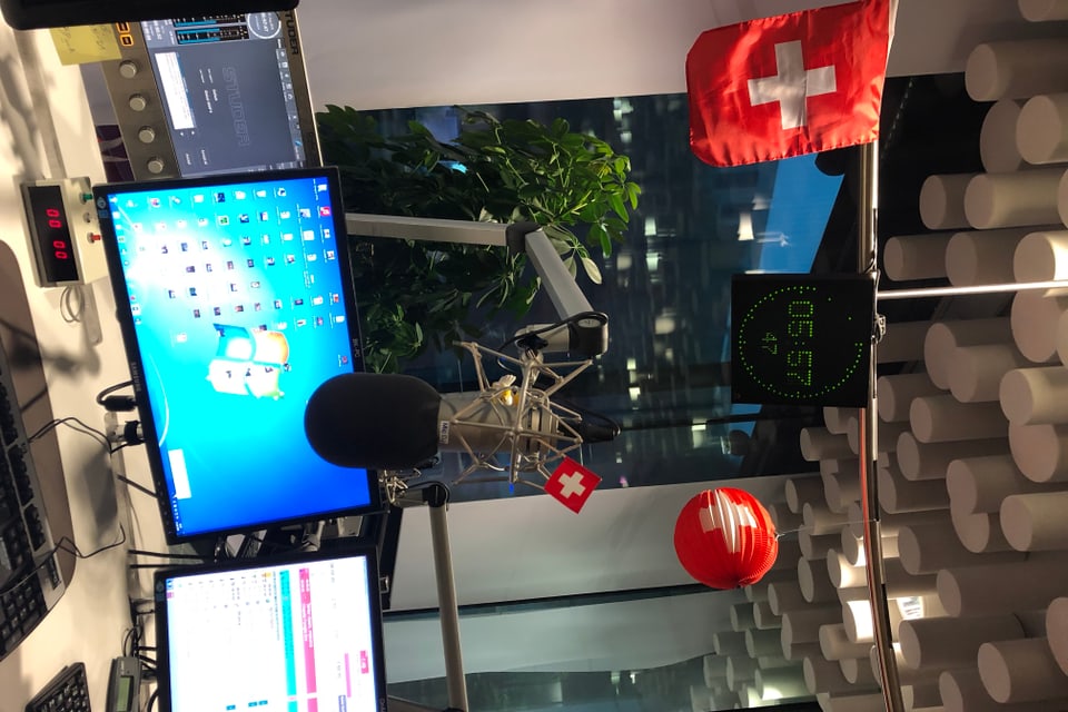 Studio da radio decorà cun lampions svizzers.