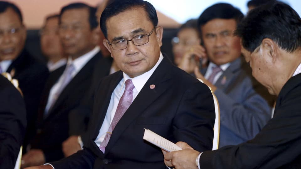 Il primminister tailandais Prayuth Chan-ocha che guarda nausch sin in um.