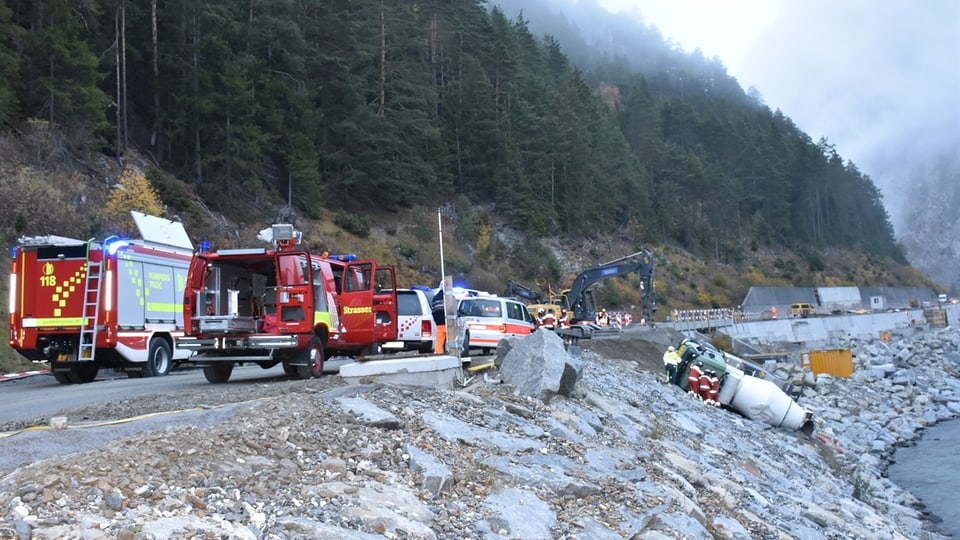 Accident d'in camiun da betun sin la via d'Engiadina.