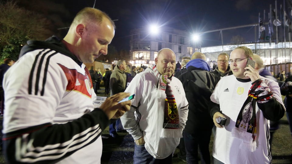 Fans da ballape avant il stadion. 