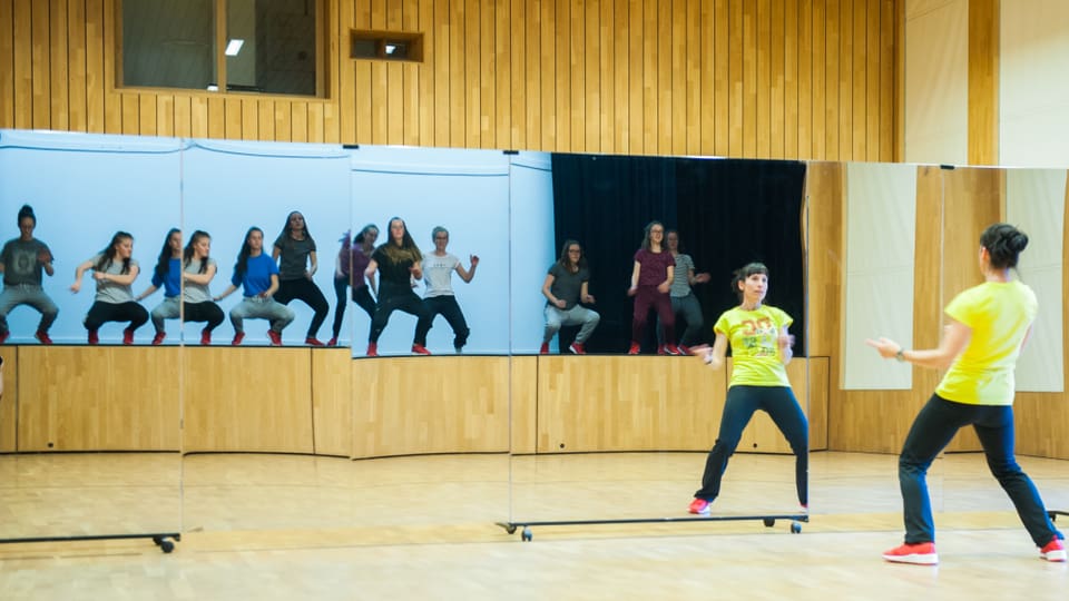 Esther Hendry guarda che la choreografia constat tar tut las sautunzas.