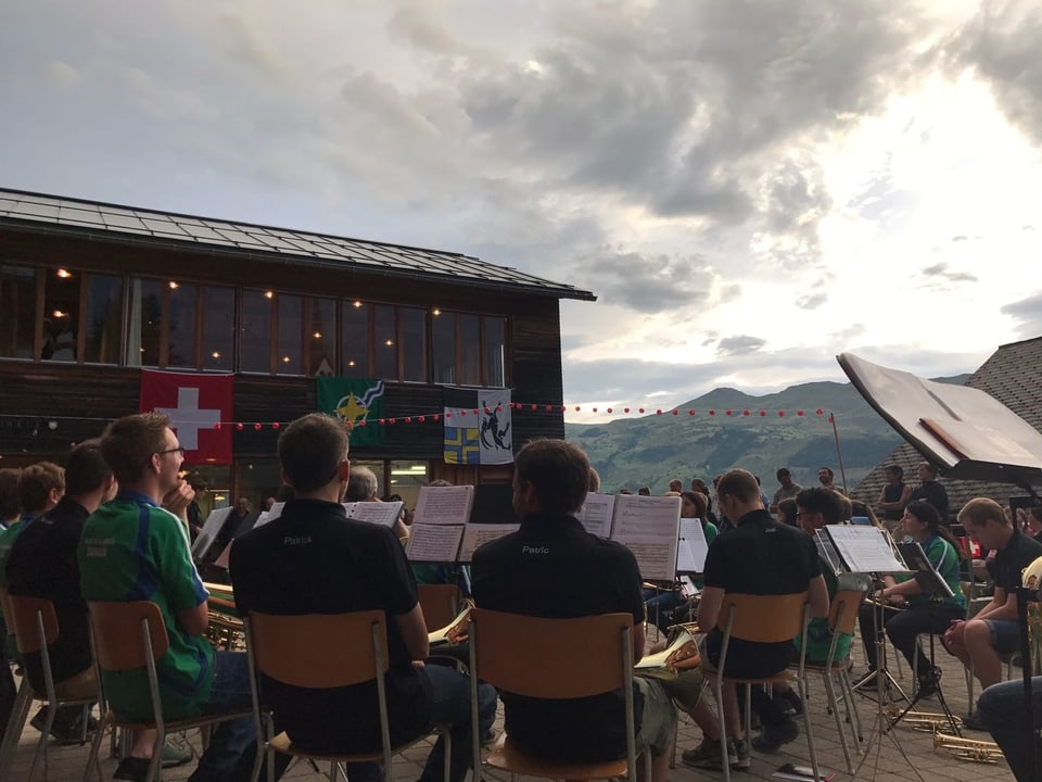 Ina musica suna durant ina festa.