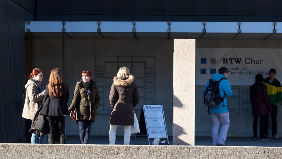 Students avant la scol'auta per tecnica ed economia a Cuira.