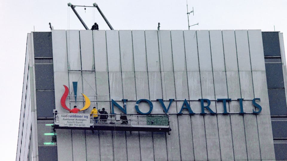Il logo da Novartis vid il bajetg da la sedia principala a Basilea.