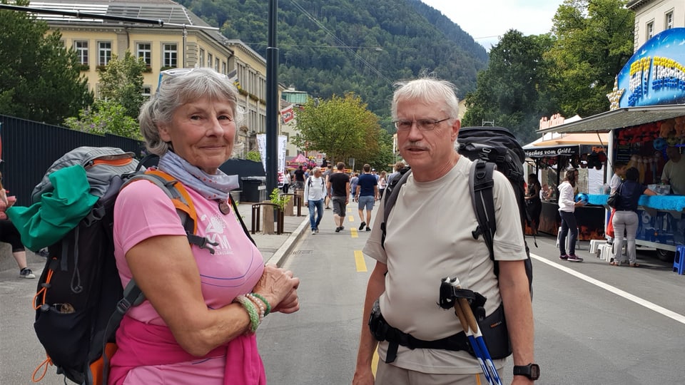 Yvonne Fankhauser e René Bumbacher fan in gir tras la festa da Cuira avant che partir en l'Engiadina.  