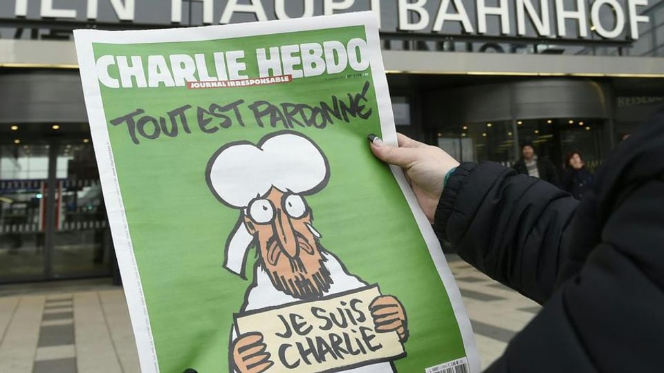 Il frontispizi da l'ultima ediziun da "Charlie Hebdo": "Tut è perdunà" – er Mohammed bragia per las victimas da l'attentat.