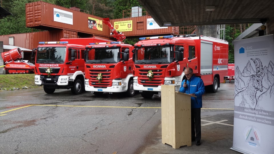 Markus Feltscher, il directur da l'Assicuranza d'edifizis dal Grischun preschenta ils novs vehichels.