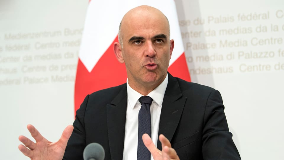 Purtret dad Alain Berset durant la conferenza da medias. 