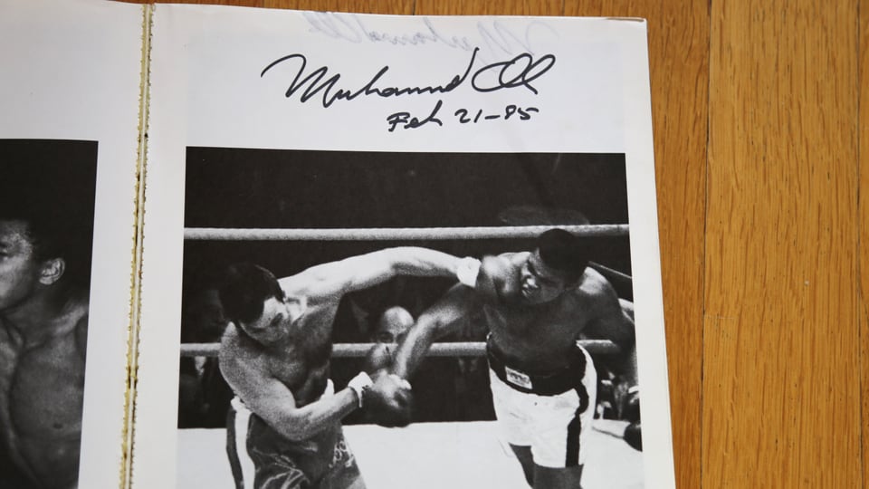 In dals autograms da Muhammad Ali en il cudesch da Vinzenz Lechmann.