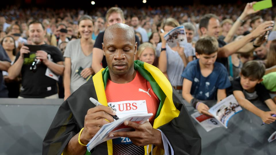 Asafa Powell gudogna la concurrenza sur 100 meters. 