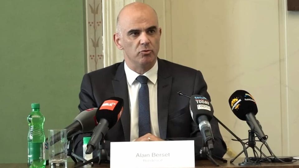 Berset: «Nus stuain far attenziun tar occurenzas privatas»