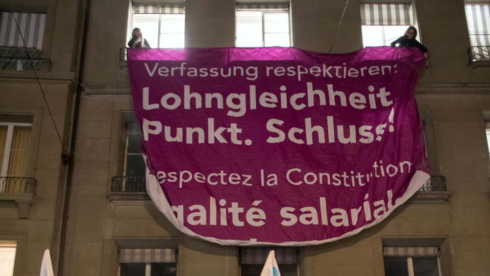 Transparent: "Verfassung respektieren: Lohngleichheit. Punkt Schluss!"
