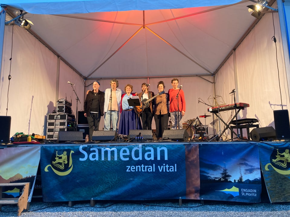 Band auf Bühne