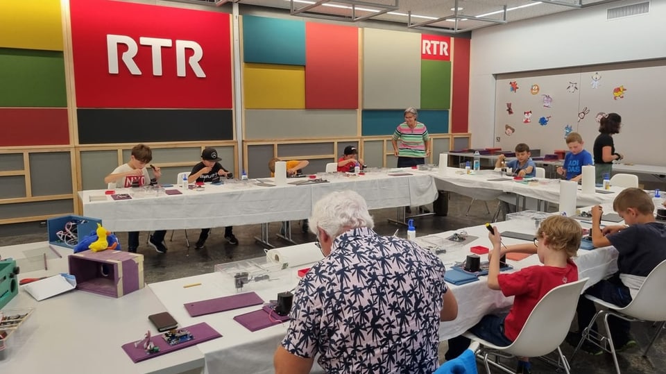 Die Kinder vom Ferienpass Albula bauen ihr eigenes Radio DAB+ bei RTR in Chur