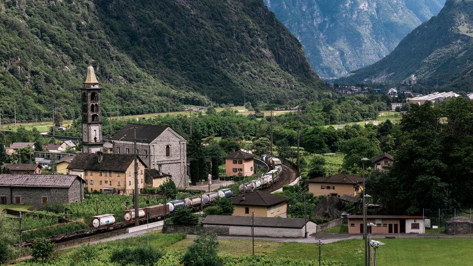 vista sin il vitg da Giornico en il Tessin