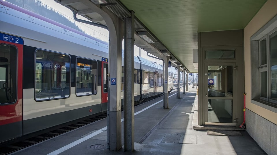 Purtret d'in tren da la SBB ad ina staziun vida. 