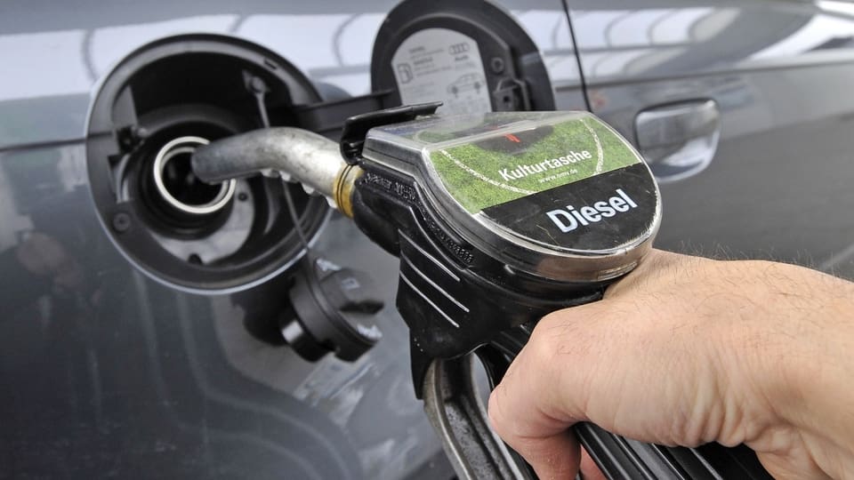 L'embuccadira durant tancar diesel en l'auto