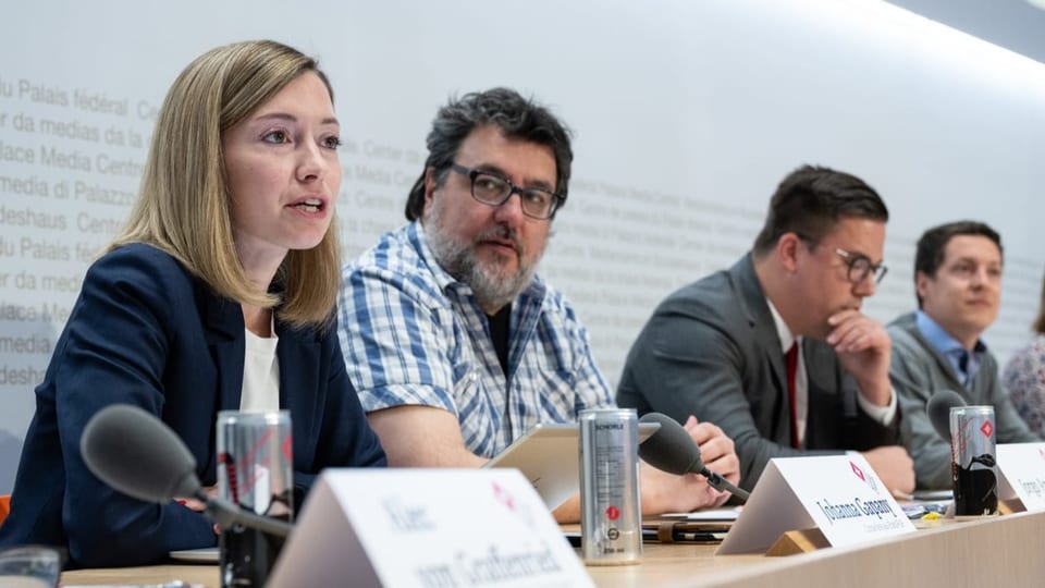 Foto da la conferenza da pressa dal comité d'iniziativa