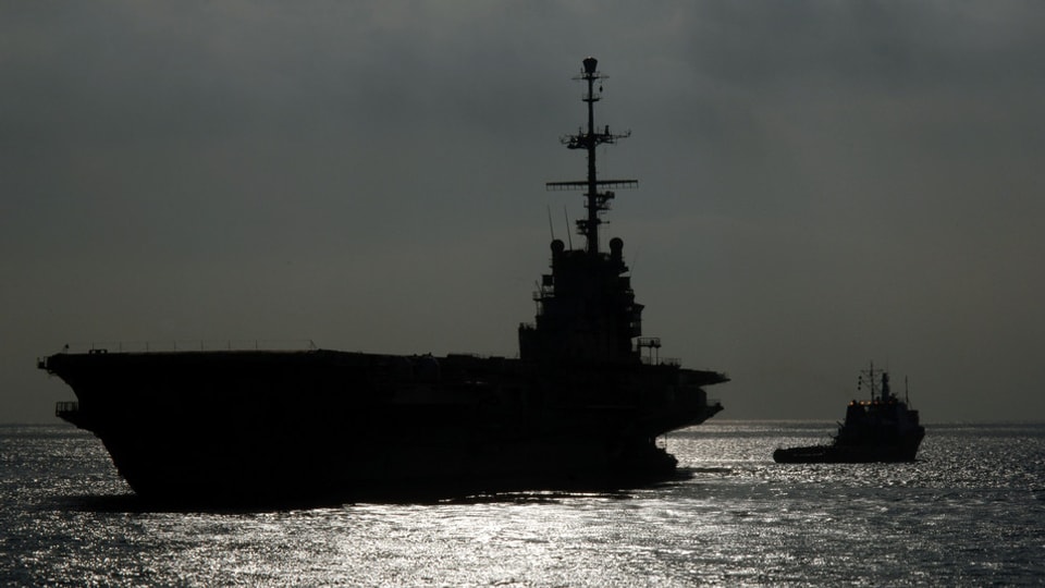 In portaviuns banduna la basa militara da la marina a Tuolon en Frantscha.