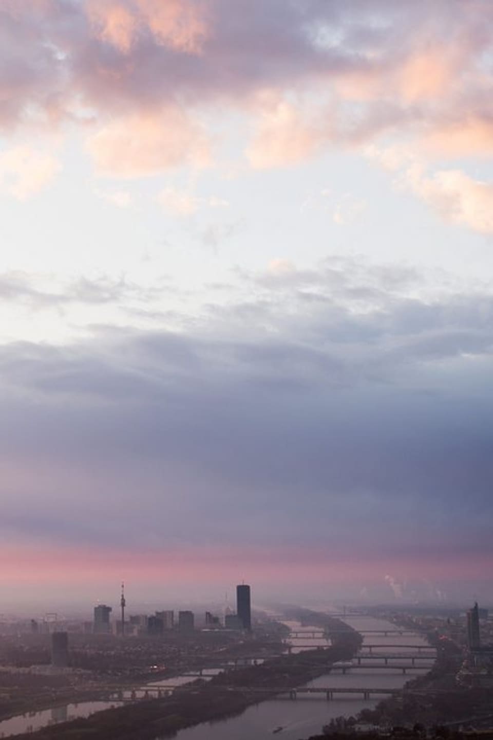 La citad da Vienna en l'Austria sut in tschiel cun nivlas rosa.