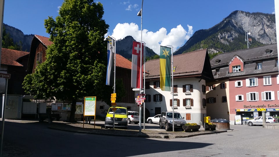 La plazza cumin da Tumein ch'è in parcadi. 